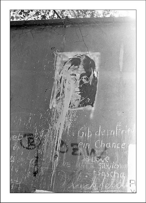 Lennonava-zeď-1981-04.jpg